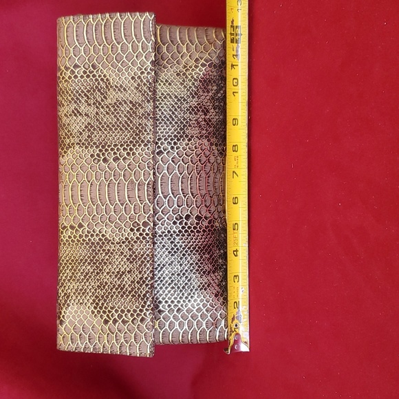 Handbags - Picture 2 of 6